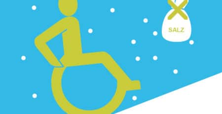 Rollstuhlfahrer fährt im Schnee über eine Rampe, daneben ein durchgestrichener Sack mit Streusalz