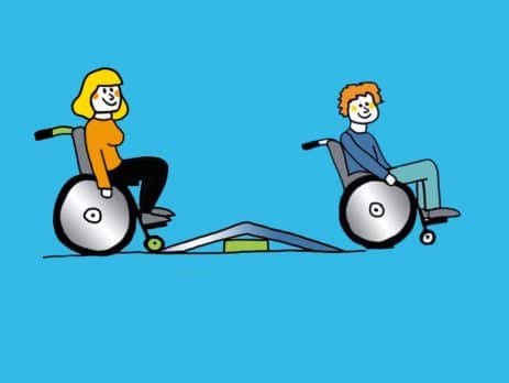 Zwei Rollstuhlfahrer vor und hinter einer Schwellenrampe